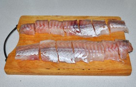 Промытое и обсушенное рыбное филе нарезаем порционными кусками.