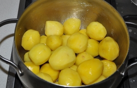 Картофель очищаем, промываем, заливаем кипятком, солим. После закипания даем картошке повариться не больше минуты. Сливаем воду. Досаливаем, если надо, и смешиваем с маслом и перцем.