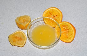 Делим на половинки апельсин и лимон, выжимаем сок.
