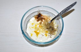 В миске смешиваем йогурт, масло, пропущенный через пресс чеснок, орегано и кориандр, перец и соль. Сюда же – натертую цедру с половинки лимона и 2-2,5 ст. ложки лимонного сока.