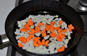 Добавляем морковь, обжариваем овощи еще 4-5 минут.