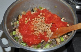 Теперь добавляем в кастрюлю томаты и фасоль.