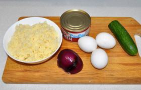 Начинаем подготавливать нужные компоненты - нарезаем яйца и овощи.