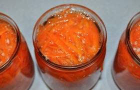 В банки (стерилизованные, конечно) насыпаем по 5-8 горошин перца, заполняем морковью, заливаем кипятком на 15 минут. Затем сливаем воду, прижимая морковь в банке маленьким ситечком. Для маринада 2-3 минуты кипятим воду с сахаром, солью и маслом, в конце вливаем уксус – и заливаем в банки с морковью сразу, как слили кипяток.