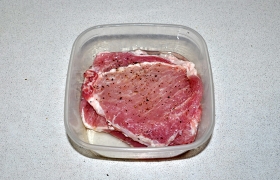 Посыпаем отбивные перцем, солью, похлопываем ладонью, чтобы они быстрее впитались. Складываем, оставляем для маринования на 10-15 минут. В таком виде мясо может дожидаться в холодильнике жарки до часа-полутора.