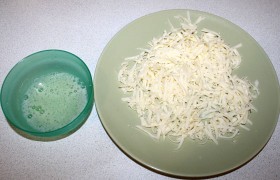 Взбиваем в пену яичный белок, натираем кусок сыра.