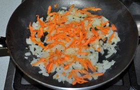  Заправка  для супа – обычная. Нашинкованную луковицу и тертую морковь  пассеруем  на среднем огне 8-9 минут, пока овощи станут мягкими. Если любим сельдерей – делаем это вместе с ним.