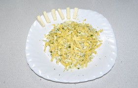 Яйцо и сыр натираем крупно, приправляем зеленью, перцем, солью. Подмороженное масло нарезаем – брусочек в каждую котлету.