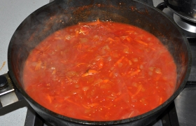 Перекладываем в сковороду с овощами, солим и тушим соус 2-3 минуты.