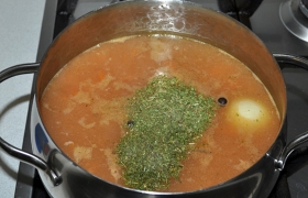 Посыпаем зеленью, для улучшения вкуса добавляем сливочное масло, выключаем, даем супу настояться 10 минут до подачи.