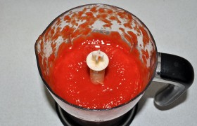 Следующий этап – превращение помидорной массы в пюре с помощью мясорубки, комбайна, блендера или сита.