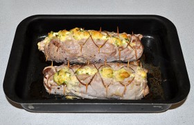 Ставим мясо в духовку, нагретую до 250°. Запекаем вырезку до готовности 20 минут.