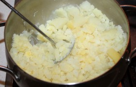 Очищенный и нарезанный картофель закладываем в кипящую воду, солим,  варим  картошку. Слив почти весь отвар, делаем достаточно густое  пюре , которое заправляем сливочным маслом и сливками. 