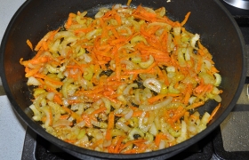 Переводим огонь на средний, нарезанный лук  пассеруем  5 минут, добавляем тертую морковь и порубленный сельдерей, пассеруем еще 6-7 минут. Сливки в это время доводим почти до кипения в микроволновке.