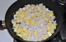 Очищенный картофель нарезаем кубиками, мелко шинкуем лук, чеснок просто раздавим. Все это выкладываем на большую подогретую сковороду с небольшим количеством растительного масла и на среднем огне, постоянно помешивая, обжариваем 5-6 минут.