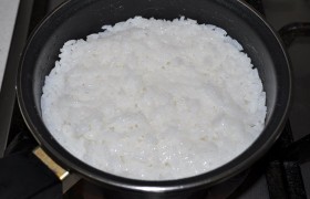 Ставим  варить  (почти до готовности) рис. Пока кастрюлька на плите, у нас достаточно времени для подготовки всего остального. 
