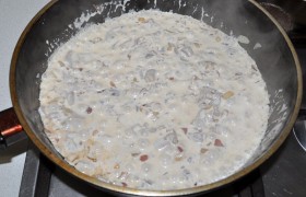 Сливки подогреваем и вливаем в сковороду. Пока они закипают, молоко смешиваем с крахмалом – и тоже добавляем. Даем закипеть, приправляем солью-перцем по вкусу и ставим минимальный огонь.