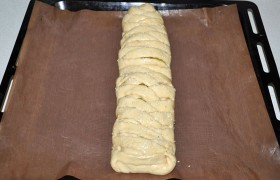 Аккуратно перекладываем пирог в форму или на противень. Если нет коврика для выпечки – кладем вниз пекарскую бумагу или просто смазываем маслом.