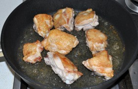 Ставим на максимальный огонь большую сковороду с маслом, ждем, пока  оно перекалится , и жарим куриные бедрышки по 1,5-2,5 минуты каждую сторону, до хорошего подрумянивания. Убираем курицу из сковороды, немножко солим (что не обязательно). 