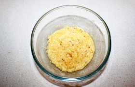 Ставим сковороду с растительным маслом на сильный огонь. Пока масло  перекаливается , в мисочке смешиваем взбитое вилкой яйцо, мелко тертый сыр, соль, перец, манку и кунжут. 
 