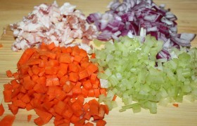 Лучше сразу подготовить все ингредиенты, поэтому далее мы занимаемся измельчением (чем меньше – тем лучше для этого соуса) и панчетты, и лука-моркови, и сельдерея и чеснока.