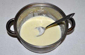 В кастрюльку всыпаем сухое молоко, сахар и ванильный сахар, вливаем 50 мл молока и хорошо вымешиваем. 