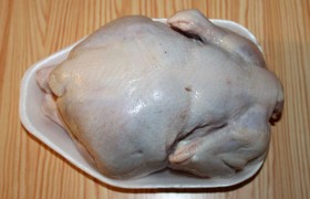 Курицу сначала осматриваем – часто на коже остается пух, ости перьев, которые мы опаливаем над газовой горелкой и удаляем. Тщательнейшим образом промываем - внутренность бывает не совсем качественно выпотрошенной.