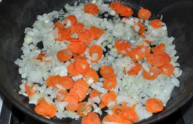 Готовим заправку. Чистим и мелко крошим вторую луковицу, морковь натираем на крупной терке – или шинкуем тонко поперек, если любим кружки моркови в тарелке с супом. Огурцы нарезаем маленькими кубиками или ломтиками – кому как нравится. Семена из огурцов можно убрать или оставить. 