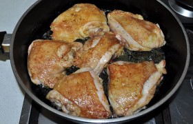 Пришло время – ставим тяжелую сковороду с маслом на огонь между средним и большим, 4-5 минут  перекаливаем  – и закладываем курицу. Жарим одну и вторую стороны до румяных корочек, по 3-5 минут.