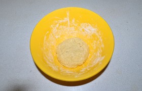 замешиваем довольно плотное тесто. А фарш приправляем солью и перцем, смешиваем с порубленной луковицей, скатываем мелкие шарики.
