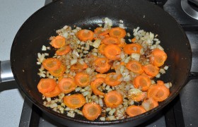 Кладем морковь, которую либо превращаем в тоненькие кружки, либо тонко натираем. Еще 4-5 минут жарим, помешивая.