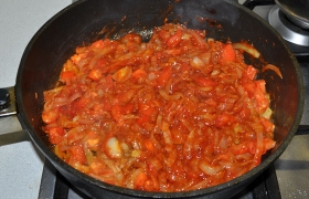 Добавляем томатную пасту, размятые помидоры (если свежие – разрезаем и натираем). 