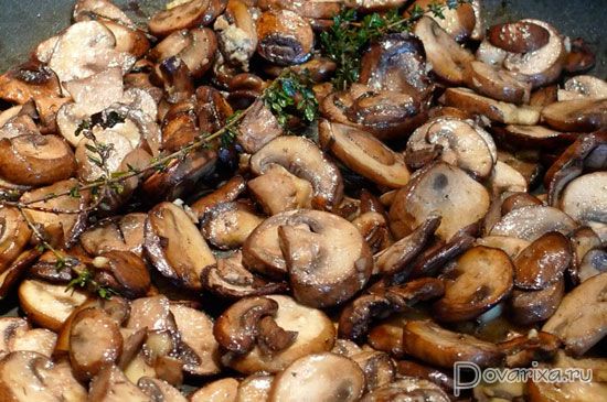 Жареные грибы шампиньоны с чесноком и зеленью на сковороде