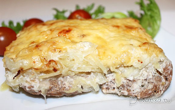Вариант 1: Картошка с мясом и сыром в духовке - классический рецепт