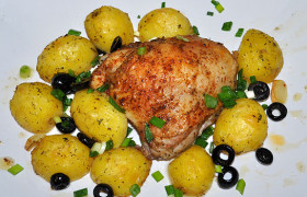 Курица, запеченная с картофелем и маслинами