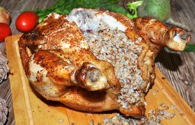Фаршированная гречкой запеченная курица