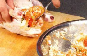 Курица, фаршированная рисом, овощами и креветками - фото №4