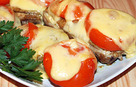 Куриные окорочка, запеченные с помидорами и сыром