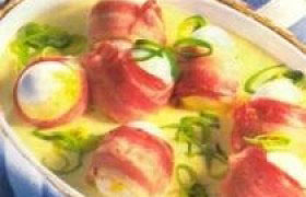 Яйца в беконе с пикантным соусом