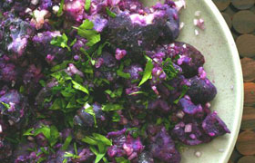 Теплый салат с фиолетовым картофелем
