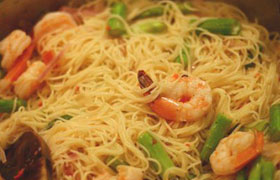 Спагетти с креветками и спаржей