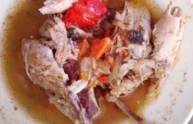 Pollo chileno (Курица по-чилийски в кастрюле)