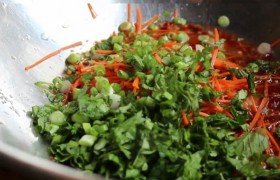 Острый салат с рисовой лапшой - фото №4