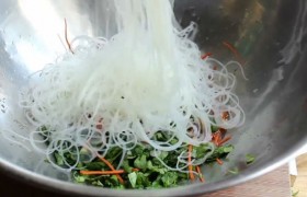 Острый салат с рисовой лапшой - фото №5