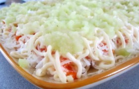 Слоеный салат с креветками и сыром - фото №7