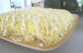 Слоеный салат с креветками и сыром - фото №8