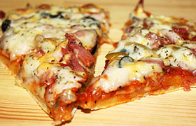 Пицца с грибами и ветчиной