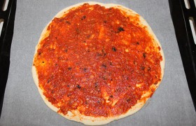 Пицца с грибами и ветчиной - фото №3
