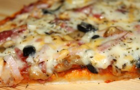 Пицца с грибами и ветчиной - фото №7