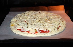 Пицца с колбасой - фото №6